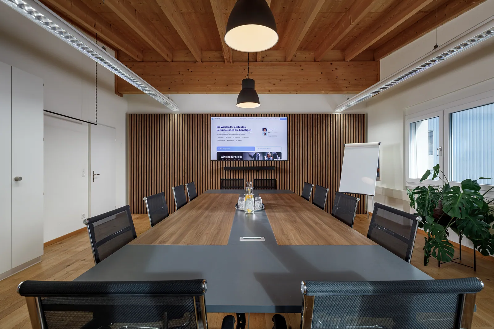 Arbeitsplätze und Sitzungszimmer